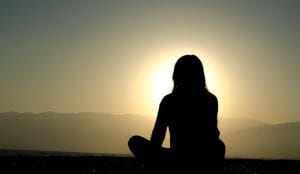 Paciente con cáncer practicando mindfulness y respiración conscient