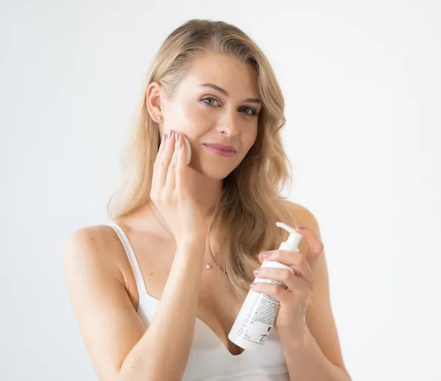 Paciente cuidando su piel durante el tratamiento oncológico